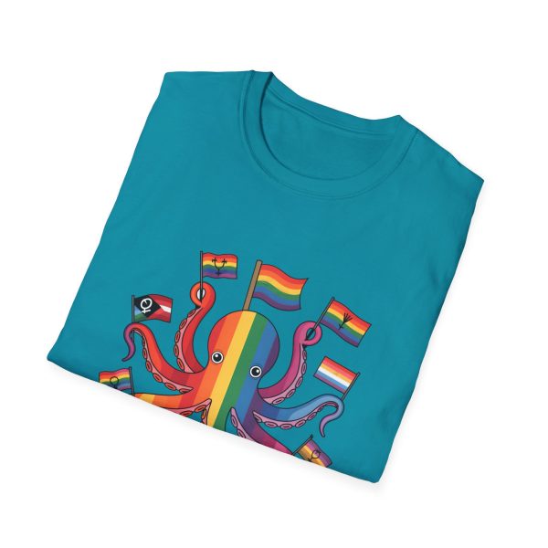 Tshirt Drapeau LGBT pieuvre tenant un drapeau arc-en-ciel et d'autres drapeaux design coloré et amusant pour célébrer LGBTQ+ shirt t-shirt - Image 100