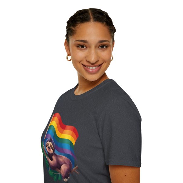 Tshirt Drapeau LGBT paresseux tenant un drapeau arc-en-ciel design amusant et mignon pour sensibilisation et inclusion LGBTQ+ shirt t-shirt - Image 9