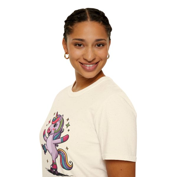 Tshirt LGBTQ+ licorne en skateboard sur fond noir design cool et coloré pour soutien à la fierté et diversité de la communauté LGBT+ t-shirt - Image 45