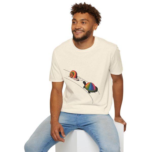 Tshirt Drapeau LGBT escargot avec coquille arc-en-ciel sur fond noir design stylé et vibrant pour sensibilisation LGBTQ+ shirt t-shirt - Image 48