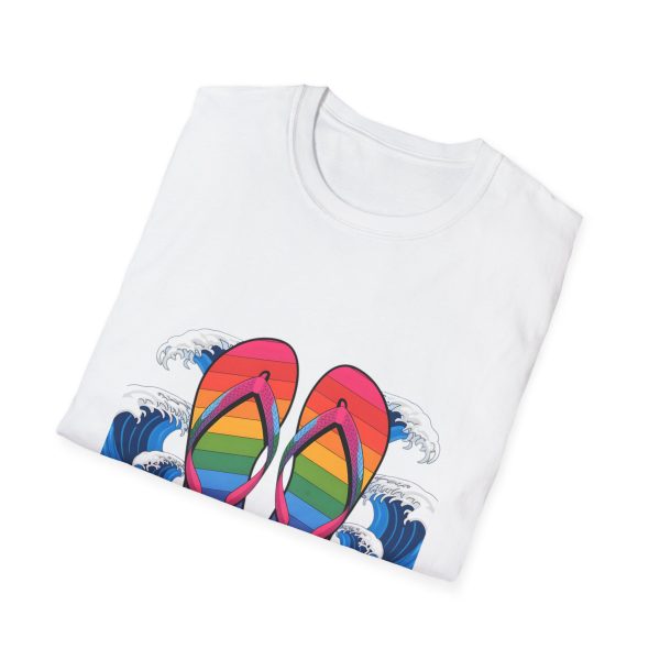 Tshirt LGBT+ tongs flottant dans l'eau design coloré et décontracté pour célébrer la fierté LGBTQ+ et l'amour universel shirt t-shirt - Image 16