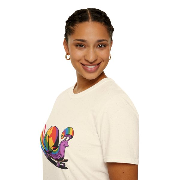 Tshirt LGBT+ escargot sur un skateboard avec roue arc-en-ciel design amusant et coloré pour célébrer la fierté LGBTQ+ shirt t-shirt - Image 45