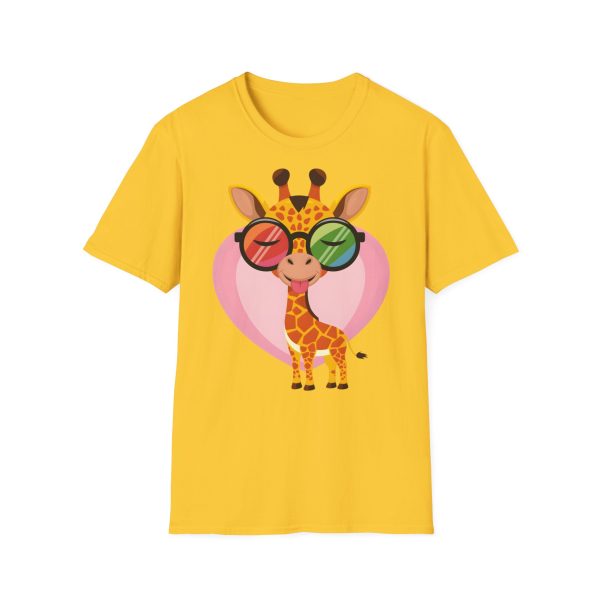 Tshirt LGBT+ girafe avec lunettes et coeur illustration colorée et amusante pour sensibilisation et soutien LGBTQ+ shirt t-shirt - Image 49