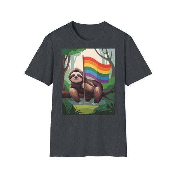 Tshirt Drapeau LGBT paresseux assis sur un arbre tenant un drapeau arc-en-ciel design décontracté et coloré pour fierté LGBTQ+ shirt t-shirt