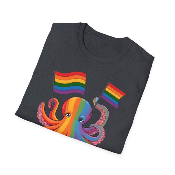 Tshirt LGBTQ+ pieuvre tenant un drapeau arc-en-ciel sur un rocher design vibrant et stylé pour sensibilisation et inclusion LGBTQ+ t-shirt - Image 4