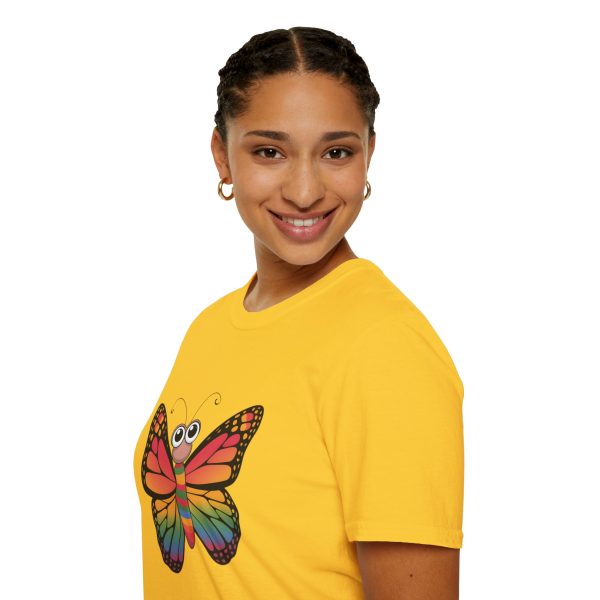 Tshirt LGBTQ+ papillon coloré avec grands yeux sur fond noir design vibrant et amusant pour célébrer la diversité LGBTQ+ shirt t-shirt - Image 57