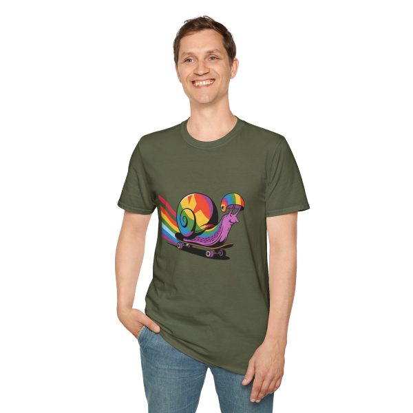 Tshirt LGBT+ escargot sur un skateboard avec roue arc-en-ciel design amusant et coloré pour célébrer la fierté LGBTQ+ shirt t-shirt - Image 67