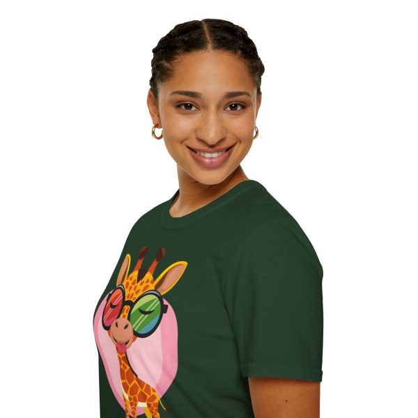 Tshirt LGBT+ girafe avec lunettes et coeur illustration colorée et amusante pour sensibilisation et soutien LGBTQ+ shirt t-shirt - Image 81