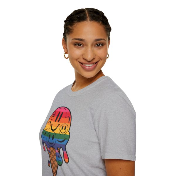 Tshirt LGBT+ cônes de glace avec visages souriants design amusant et mignon pour sensibilisation à la diversité et inclusion LGBTQ+ t-shirt - Image 33