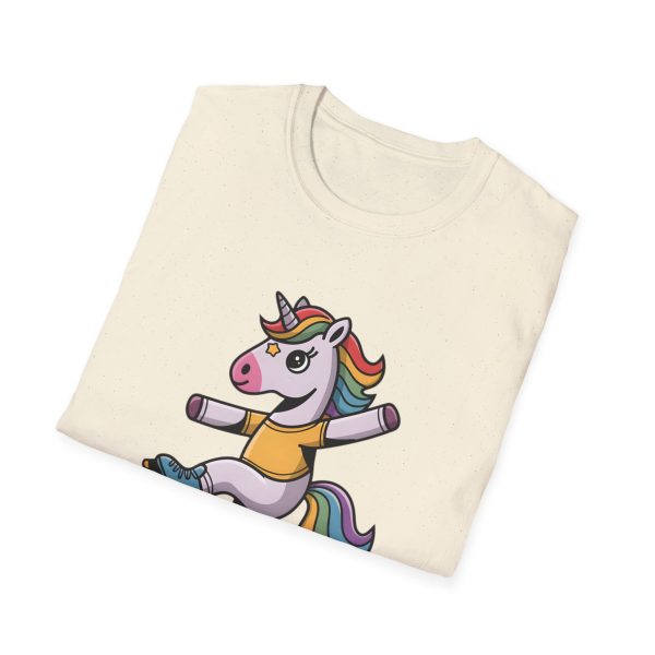 Tshirt Drapeau LGBT licorne sur un skateboard sur fond noir design amusant et coloré pour célébrer la diversité et la fierté LGBTQ+ t-shirt - Image 40