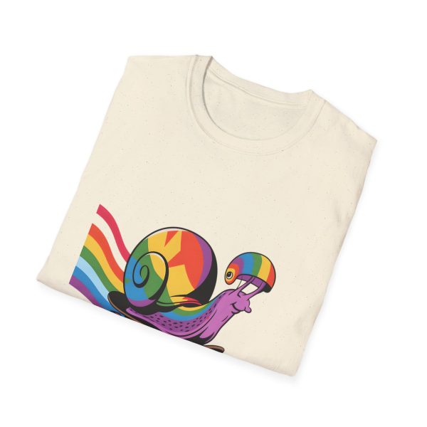 Tshirt LGBT+ escargot sur un skateboard avec roue arc-en-ciel design amusant et coloré pour célébrer la fierté LGBTQ+ shirt t-shirt - Image 40