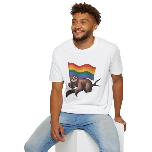 Tshirt Drapeau LGBT paresseux tenant un drapeau arc-en-ciel sur une branche design amusant et coloré pour sensibilisation LGBTQ+ t-shirt - Image 24