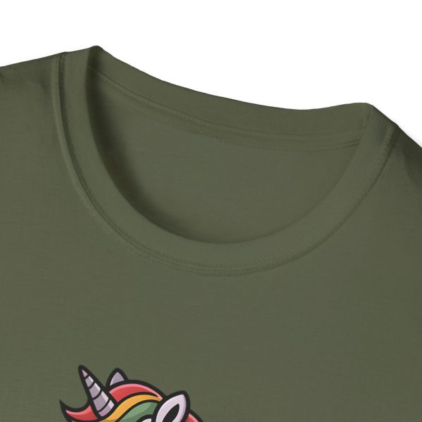 Tshirt Drapeau LGBT licorne sur un skateboard sur fond noir design amusant et coloré pour célébrer la diversité et la fierté LGBTQ+ t-shirt - Image 63