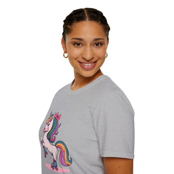 Tshirt Drapeau LGBT licorne sur un skateboard sur fond noir design vibrant et stylé pour sensibilisation à la diversité LGBTQ+ shirt t-shirt - Image 33