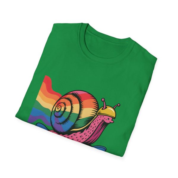 Tshirt LGBTQ+ escargot en skateboard avec fond arc-en-ciel design ludique et vibrant pour célébrer la fierté et inclusion LGBTQ+ t-shirt - Image 88