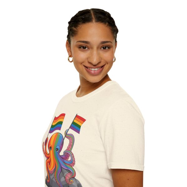 Tshirt LGBTQ+ pieuvre tenant un drapeau arc-en-ciel sur un rocher design vibrant et stylé pour sensibilisation et inclusion LGBTQ+ t-shirt - Image 45