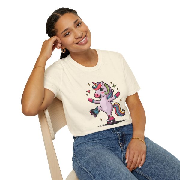 Tshirt LGBTQ+ licorne en skateboard sur fond noir design cool et coloré pour soutien à la fierté et diversité de la communauté LGBT+ t-shirt - Image 46