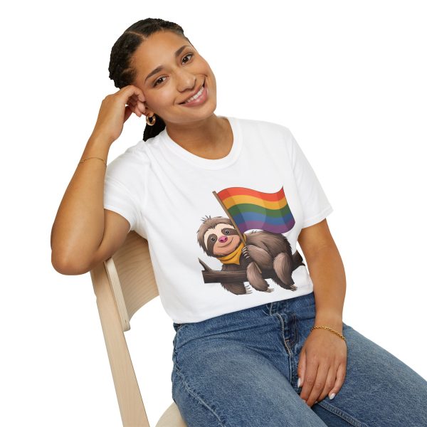 Tshirt Drapeau LGBT paresseux tenant un drapeau arc-en-ciel sur une branche design amusant pour soutien et sensibilisation LGBTQ+ t-shirt - Image 22