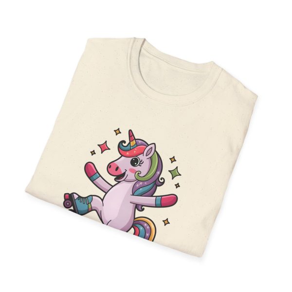 Tshirt LGBTQ+ licorne en skateboard sur fond noir design cool et coloré pour soutien à la fierté et diversité de la communauté LGBT+ t-shirt - Image 40