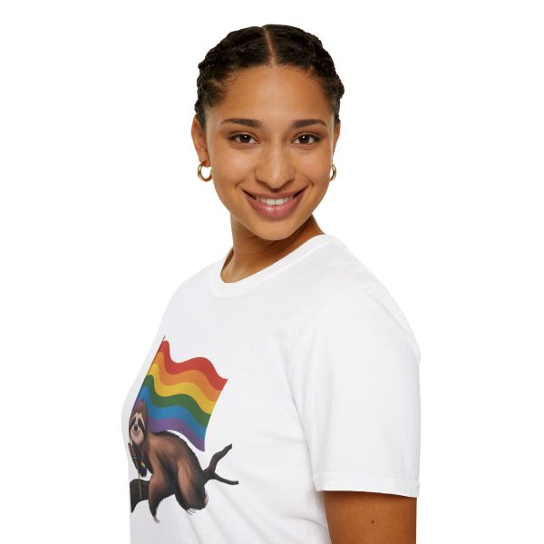 Tshirt Drapeau LGBT paresseux tenant un drapeau arc-en-ciel sur une branche design amusant et coloré pour sensibilisation LGBTQ+ t-shirt - Image 21