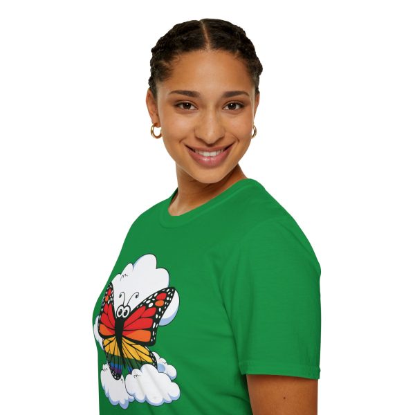 Tshirt Drapeau LGBT papillon assis sur un nuage dans le ciel design poétique et coloré pour sensibilisation et fierté LGBTQ+ shirt t-shirt - Image 93