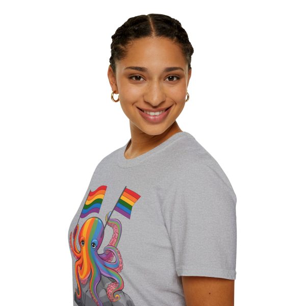 Tshirt LGBTQ+ pieuvre tenant un drapeau arc-en-ciel sur un rocher design vibrant et stylé pour sensibilisation et inclusion LGBTQ+ t-shirt - Image 33