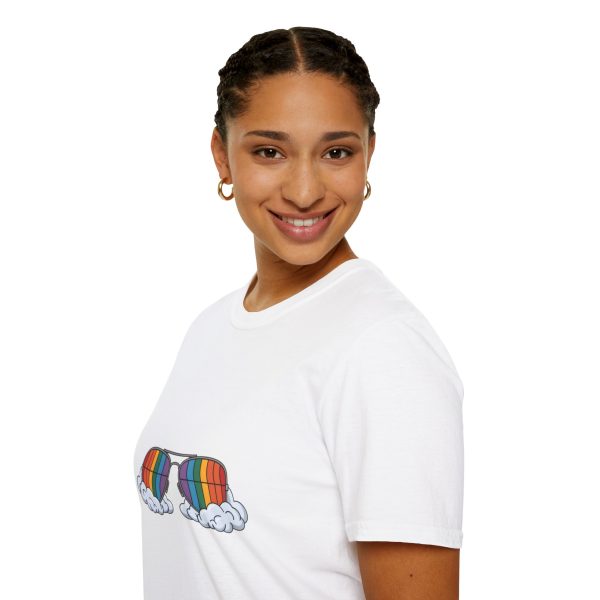 Tshirt LGBTQ+ lunettes de soleil arc-en-ciel avec nuages sur fond noir design stylé et éclatant pour célébrer la diversité LGBTQ+ t-shirt - Image 21