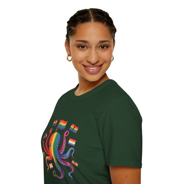 Tshirt Drapeau LGBT pieuvre tenant un drapeau arc-en-ciel et d'autres drapeaux design coloré et amusant pour célébrer LGBTQ+ shirt t-shirt - Image 81