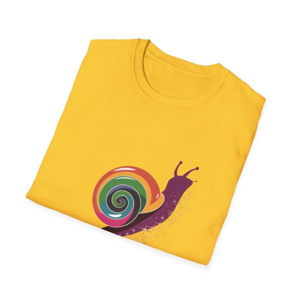 Tshirt Drapeau LGBT escargot assis sur un flocon de neige design mignon et coloré pour sensibilisation à la diversité LGBTQ+ shirt t-shirt - Image 52