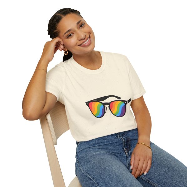 Tshirt LGBT+ lunettes de soleil arc-en-ciel sur fond noir design éclatant pour célébrer la fierté et diversité LGBTQ+ shirt t-shirt - Image 46