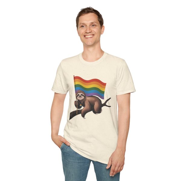 Tshirt Drapeau LGBT paresseux tenant un drapeau arc-en-ciel sur une branche design amusant et coloré pour sensibilisation LGBTQ+ t-shirt - Image 43