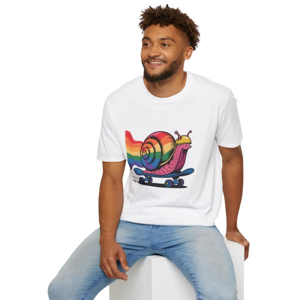 Tshirt LGBTQ+ escargot en skateboard avec fond arc-en-ciel design ludique et vibrant pour célébrer la fierté et inclusion LGBTQ+ t-shirt - Image 24