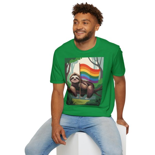 Tshirt Drapeau LGBT paresseux assis sur un arbre tenant un drapeau arc-en-ciel design décontracté et coloré pour fierté LGBTQ+ shirt t-shirt - Image 96