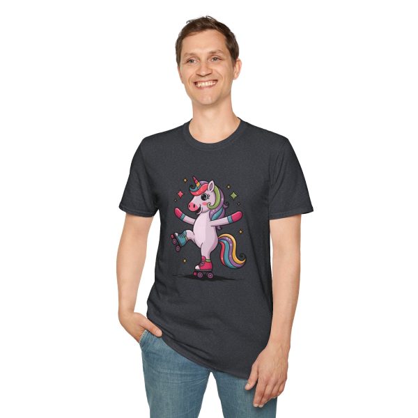 Tshirt LGBTQ+ licorne en skateboard sur fond noir design cool et coloré pour soutien à la fierté et diversité de la communauté LGBT+ t-shirt - Image 7