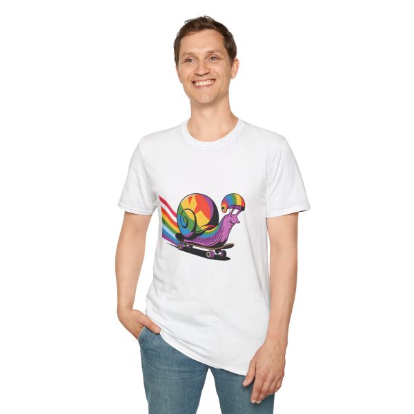 Tshirt LGBT+ escargot sur un skateboard avec roue arc-en-ciel design amusant et coloré pour célébrer la fierté LGBTQ+ shirt t-shirt - Image 19