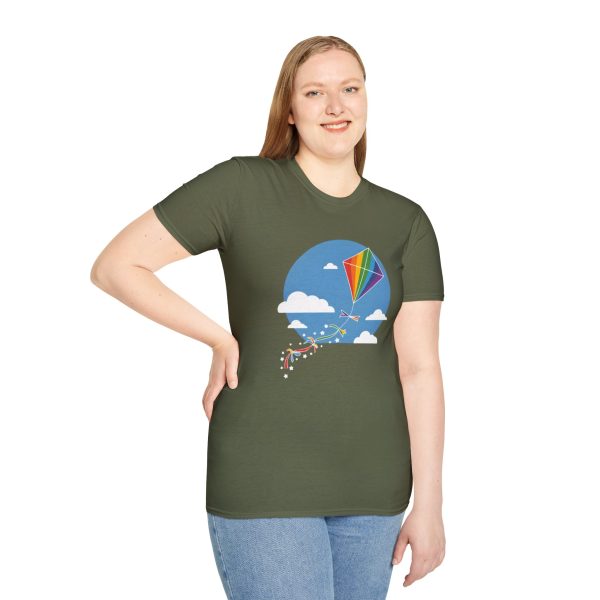 Tshirt LGBT+ cerf-volant avec queue arc-en-ciel volant dans le ciel design joyeux et coloré pour fierté LGBTQ+ shirt t-shirt - Image 65