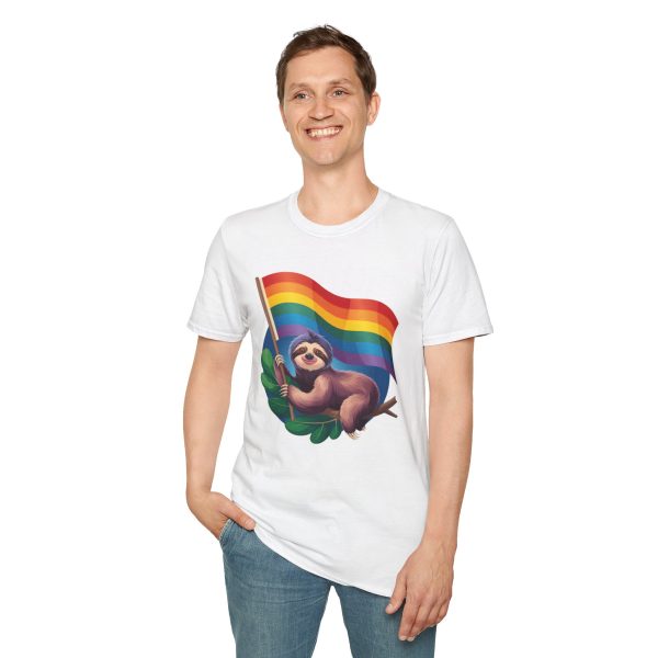 Tshirt Drapeau LGBT paresseux tenant un drapeau arc-en-ciel design amusant et mignon pour sensibilisation et inclusion LGBTQ+ shirt t-shirt - Image 19