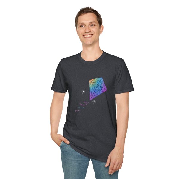 Tshirt Drapeau LGBT cerf-volant coloré volant dans la nuit design symbolique pour célébrer la liberté et la fierté LGBTQ+ shirt t-shirt - Image 7