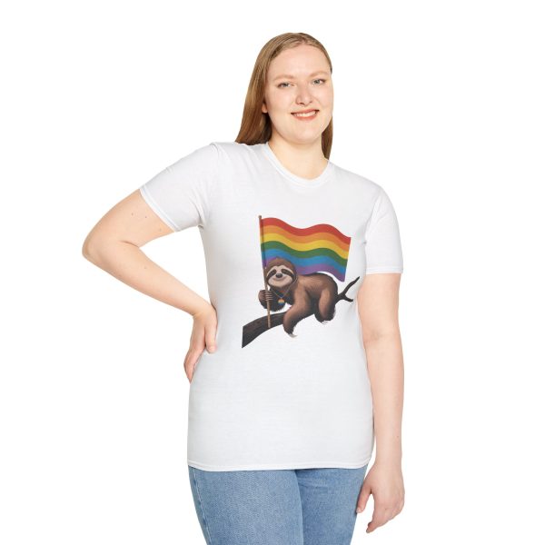 Tshirt Drapeau LGBT paresseux tenant un drapeau arc-en-ciel sur une branche design amusant et coloré pour sensibilisation LGBTQ+ t-shirt - Image 17