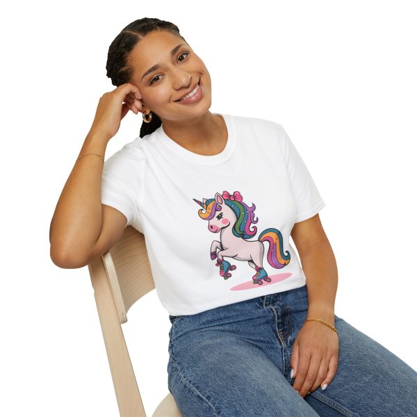 Tshirt Drapeau LGBT licorne sur un skateboard sur fond noir design vibrant et stylé pour sensibilisation à la diversité LGBTQ+ shirt t-shirt - Image 22