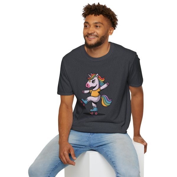 Tshirt Drapeau LGBT licorne sur un skateboard sur fond noir design amusant et coloré pour célébrer la diversité et la fierté LGBTQ+ t-shirt - Image 12