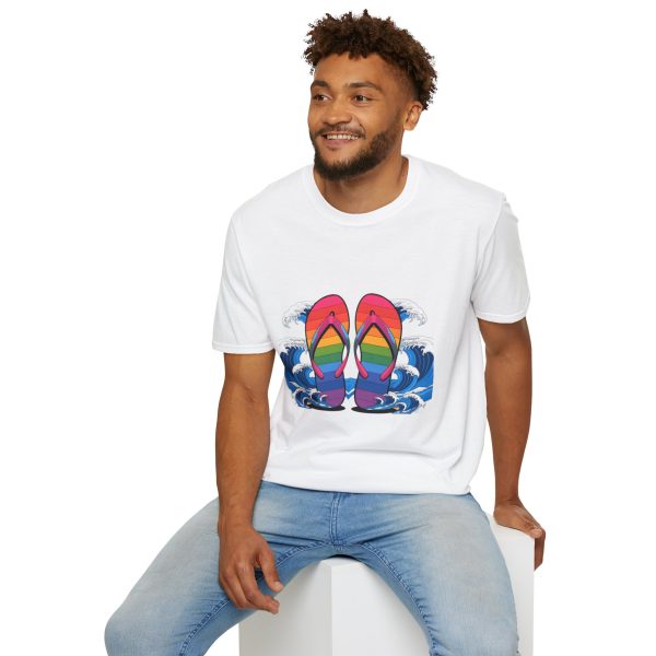 Tshirt LGBT+ tongs flottant dans l'eau design coloré et décontracté pour célébrer la fierté LGBTQ+ et l'amour universel shirt t-shirt - Image 24