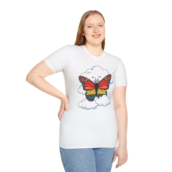 Tshirt Drapeau LGBT papillon assis sur un nuage dans le ciel design poétique et coloré pour sensibilisation et fierté LGBTQ+ shirt t-shirt - Image 17