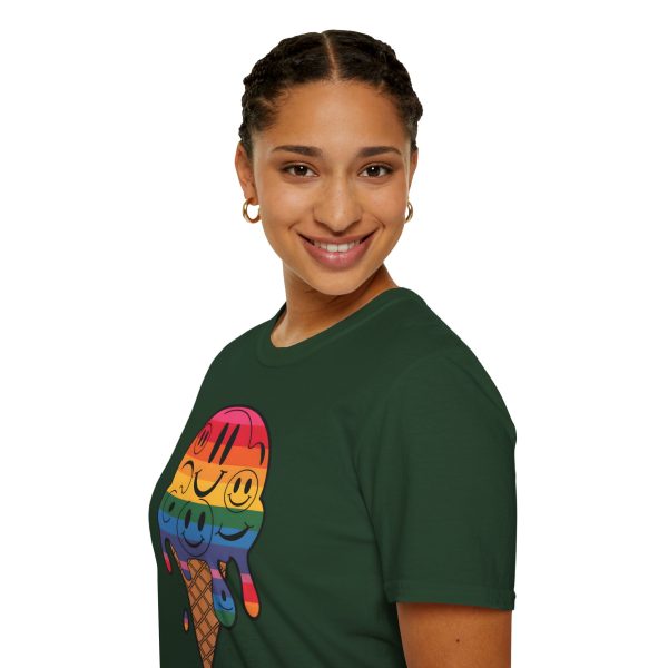 Tshirt LGBT+ cônes de glace avec visages souriants design amusant et mignon pour sensibilisation à la diversité et inclusion LGBTQ+ t-shirt - Image 81