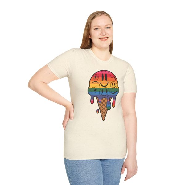 Tshirt LGBT+ cônes de glace avec visages souriants design amusant et mignon pour sensibilisation à la diversité et inclusion LGBTQ+ t-shirt - Image 41