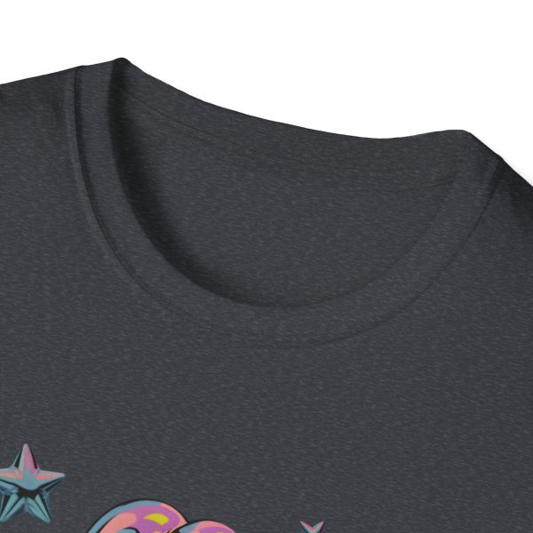 Tshirt Drapeau LGBT ballon en forme de chien avec des étoiles en arrière-plan design amusant et coloré pour célébrer la fierté t-shirt - Image 3