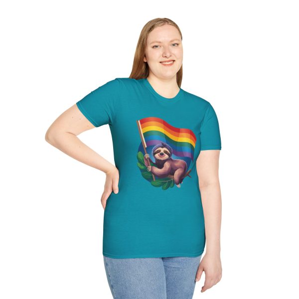 Tshirt Drapeau LGBT paresseux tenant un drapeau arc-en-ciel design amusant et mignon pour sensibilisation et inclusion LGBTQ+ shirt t-shirt - Image 101