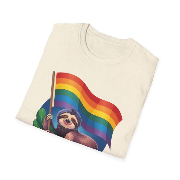 Tshirt Drapeau LGBT paresseux tenant un drapeau arc-en-ciel design amusant et mignon pour sensibilisation et inclusion LGBTQ+ shirt t-shirt - Image 40