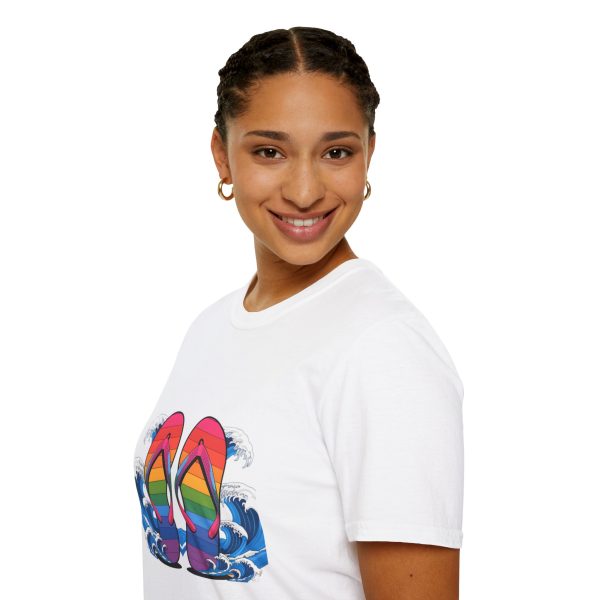 Tshirt LGBT+ tongs flottant dans l'eau design coloré et décontracté pour célébrer la fierté LGBTQ+ et l'amour universel shirt t-shirt - Image 21