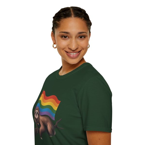 Tshirt Drapeau LGBT paresseux tenant un drapeau arc-en-ciel sur une branche design amusant et coloré pour sensibilisation LGBTQ+ t-shirt - Image 81